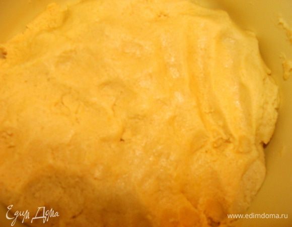 К желткам добавить сахар, взбить миксером. Добавить размягченный маргарин, майонез, соду гашеную лимонным соком и муку, замесить тесто. 
