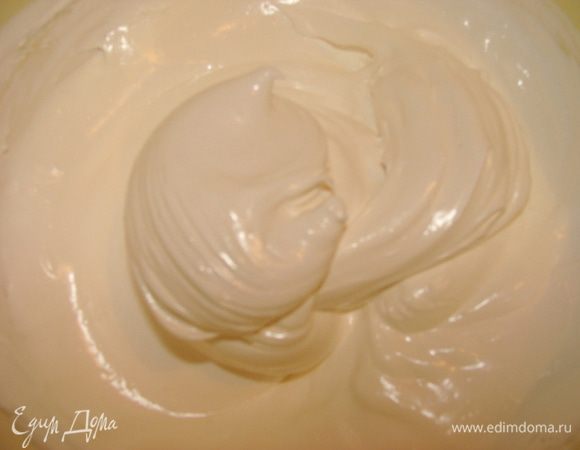 Белки и сахар, я тоже разделила на 3 части и взбивала каждую часть отдельно. Для начала одну. Белки взбить в течении 4 минут, потом постепенно добавлять сахар, примерно в течении 6 минут, всего взбивать 13 минут.