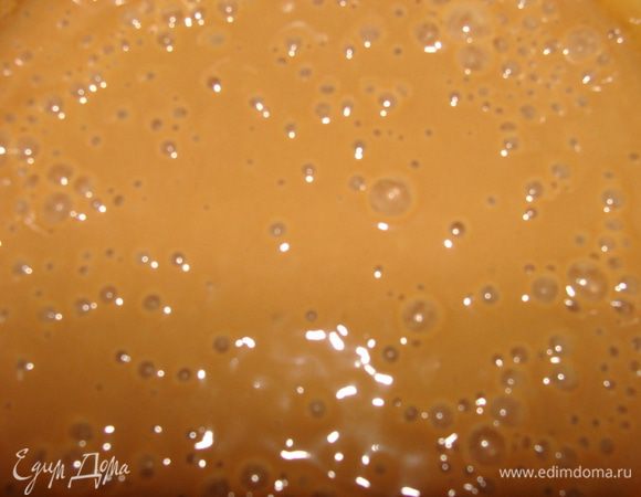 Поставить смесь на медленный огонь. Постоянно мешая довести почти до кипения, но не закипячивать.