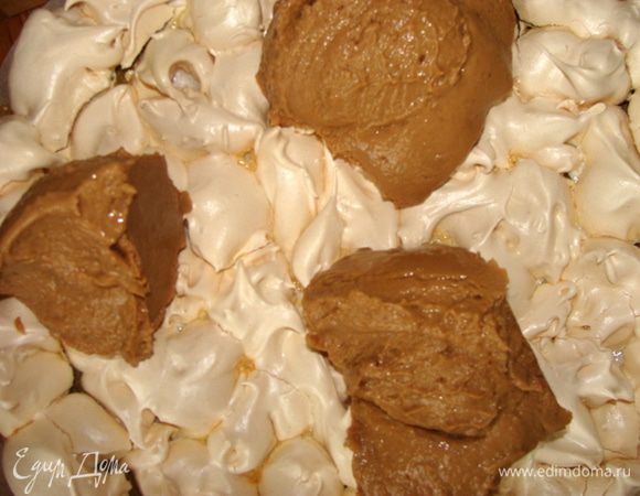 Смазать кремом первый корж, крема уйдет почти половина.