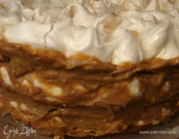 На первый корж, выложить второй и опять смазать обильно кремом. Выложить третий корж. Его смазывать не нужно, да уже и не чем))) остатками крема, обмазать края.