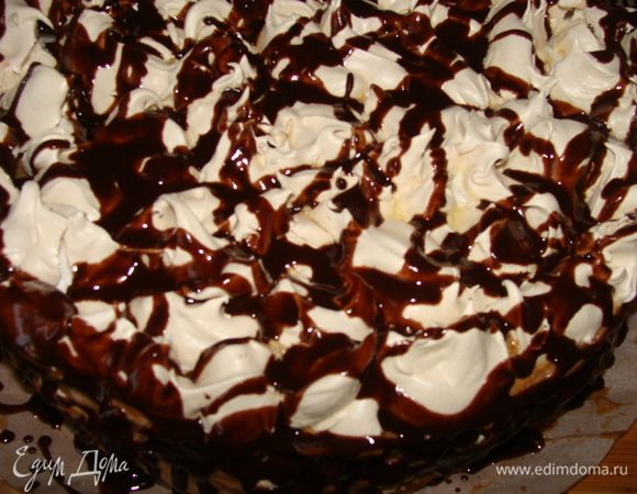 В оставшийся шоколад, добавить кусочек масла, подогреть, тщательно перемешать и полить сверху торт, используя рукав.