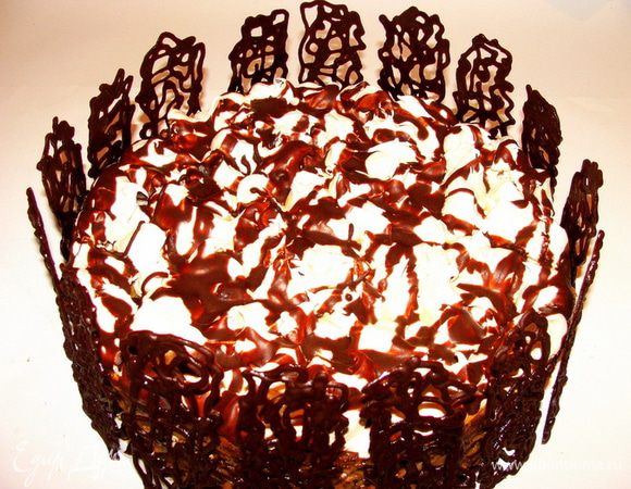 Декорировать фигурным шоколадом.