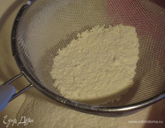 Тесто: Смешать просеянную муку, щепотку соли, кардамон, сахар.