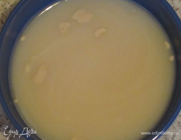 Дрожжи растворить в тёплой воде. 