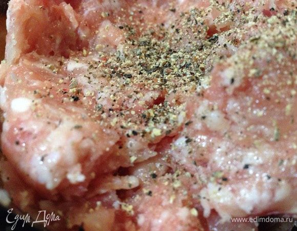 Фарш (у меня свинина на пополам с курицей) посолить, поперчить и хорошо перемешать.