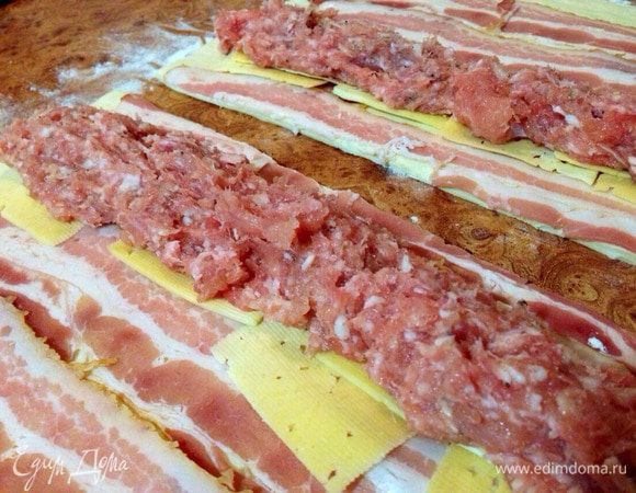 Затем, поверх сыра фарш.