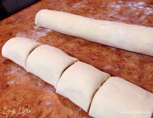 Свернуть заготовку плотно, и аккуратно в рулет. Нарезать кусочками примерно 5-7 см.