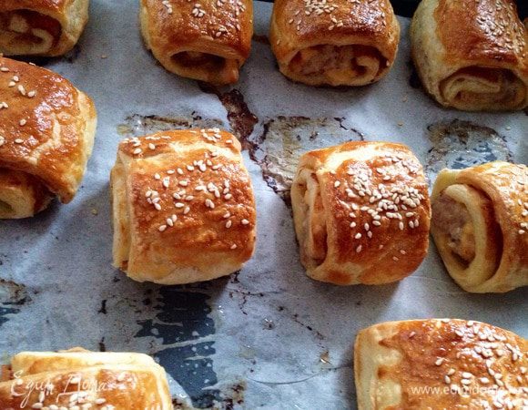 Выпекать слойки 20-25 минут, при температуре 180 градусов.
Приятного аппетита!:)

