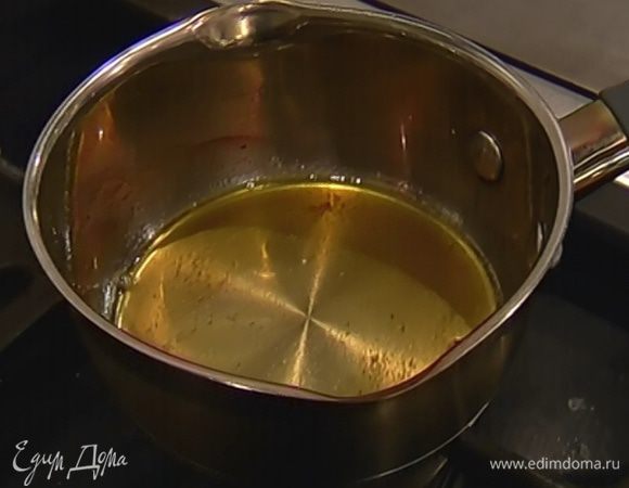 Приготовить сироп: 1 ст. ложку апельсинового сока влить в небольшую кастрюлю, добавить сахар и прогревать на небольшом огне, пока сахар полностью не растворится.