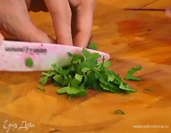 Кинзу крупно нарезать.