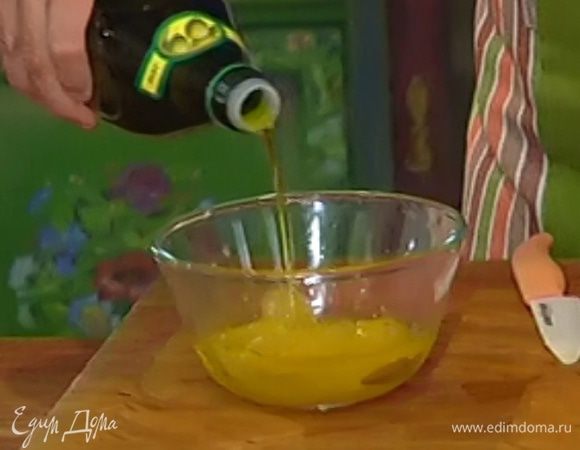 К апельсиновой мякоти с соком влить 1 ст. ложку оливкового масла.