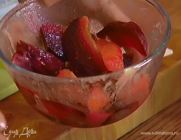 Добавить дольки свеклы, горчицу, посолить, поперчить, влить апельсиновый сироп и перемешать, затем жидкость слить и сохранить.