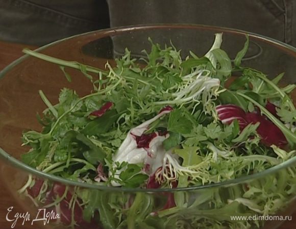 Листья салата перемешать с нарезанной кинзой, полить сохраненной апельсиновой заправкой, сбрызнуть оставшимся оливковым маслом и перемешать.