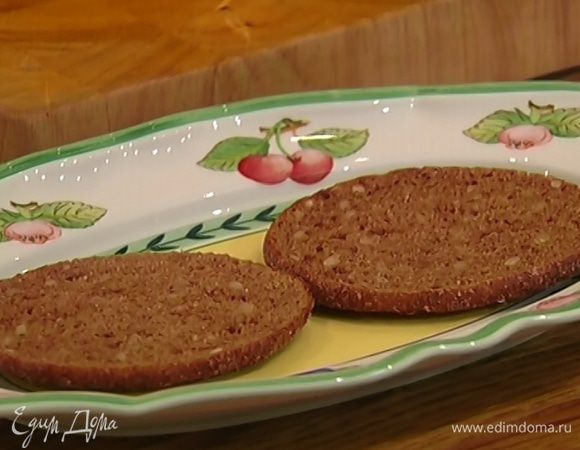 Ржаной хлеб подсушить в тостере.