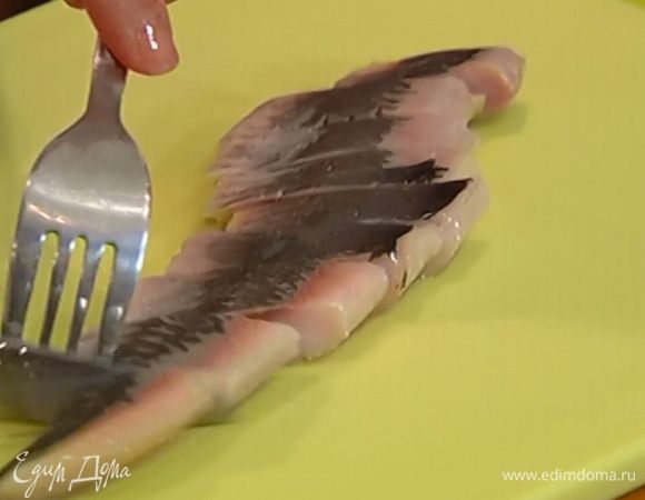 Филе сельди нарезать небольшими кусочками.