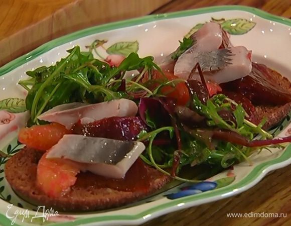 На куски хлеба выложить апельсиновую мякоть со свеклой, кусочки сельди и подавать с заправленными салатными листьями.