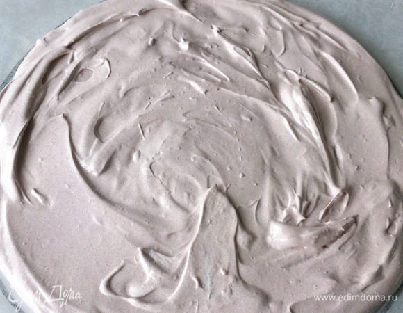 Замесить корж безе как указано в рецепте торта Мокко http://www.edimdoma.ru/retsepty/4627-tort-mokka. Я взяла половину указанного количества ингридиентов, но в следующий раз сделаю безе на всю порцию, чтобы    
корж был повыше. На пергаменте обрисовать дно формы, в которой выпекался бисквит, перевернуть лист на другу сторону и разложить тесто на пергаменте. 