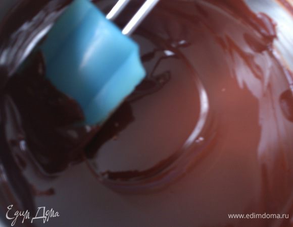 Для глазури шоколад растопить с маслом на водяной бане. 