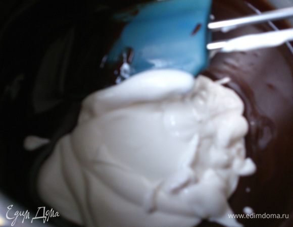 Добавить кукурузный сироп и сметану, размешать.