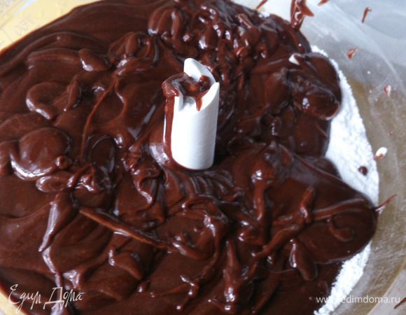 Добавить глазурь и смешать с сахарной пудрой до однородного состояния