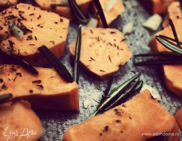 Духовку разогреваем до 200 градусов. Батат выкладываем на пергамент или смазанный маслом противень. 