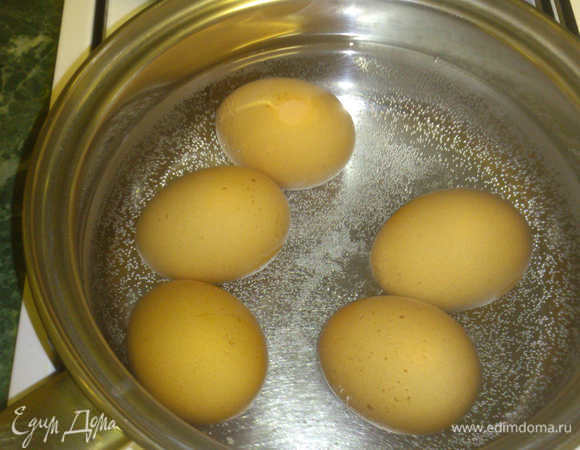 Поставили готовиться капусту, ставим варить яйца 5 шт вкрутую. Вареные яйца рубим, но более крупными кусочками, чем капусту.