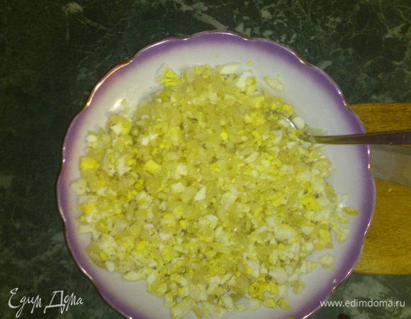 Когда капуста и яйца готовы, смешиваем. Пробуем на вкус. Перчим немного, солим, если необходимо. Растапливаем сливочное масло. Поливаем начинку, перемешиваем. Пробуем. ВКУСНО!!!! Я делаю по вкусу немного солонее, чем для обычной еды.