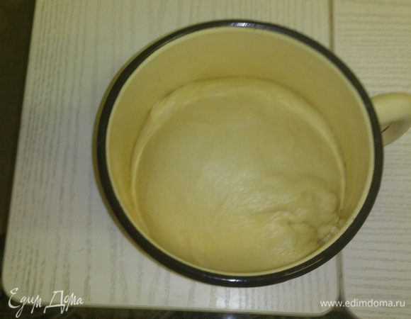 Как раз заканчивает свою работу хлебопечка. Вытаскиваем тесто, перекладываем его в небольшую кастрюльку (любую миску), смазанную небольшим количеством оливкового (растительного) масла (дно и стенки). Накрываем влажным полотенцем и ставим в теплое место (я ставлю на батарею).