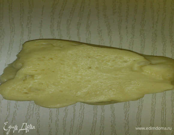 Через 20 минут тесто уже имеет вот такую дырчатую структуру.