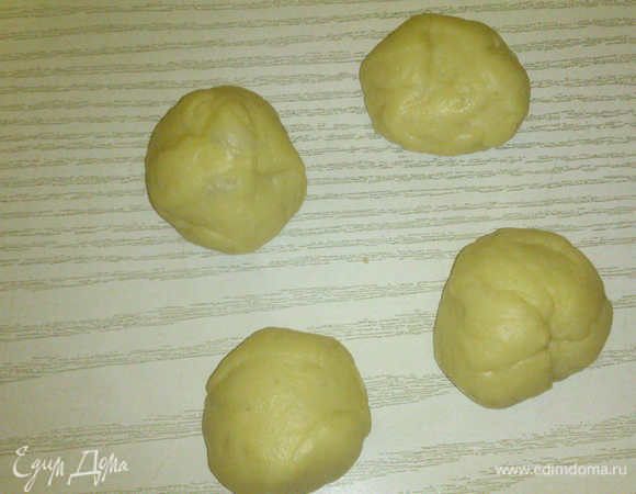 Отрезаем кусочек теста, остальное оставляем накрытым в теплом месте, делим его на пирожки - кусочки 4*4 см, не более. Этим делением Вы как раз и определяете размер будущего пирожка.