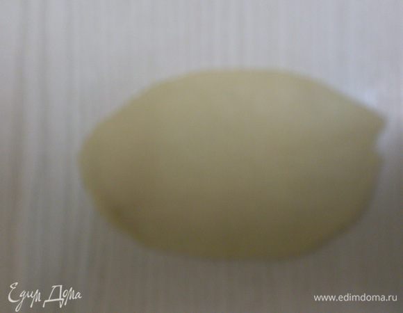 Раскатываем кусочек теста. Достаточно тонко, но не до просвечивания.