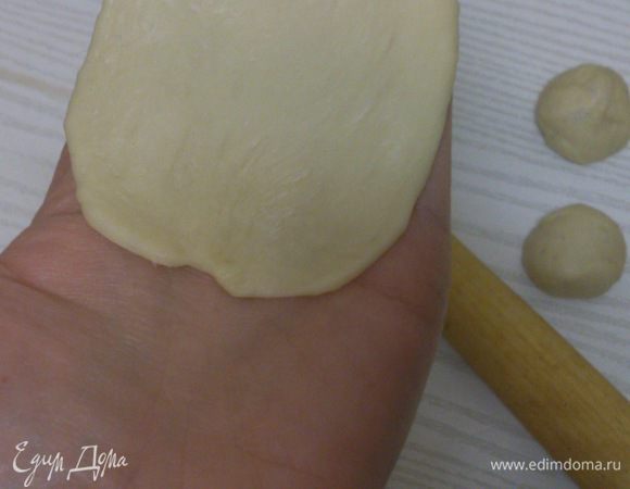 Для ориентира размер раскатанного теста составляет где-то половину моей ладони. 