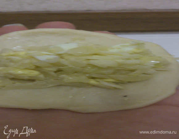 Кладем начинку. Я стараюсь уложить почти полную столовую ложку на такой маленький кусочек теста. Повторюсь, тесто - лишь оболочка, удерживающая начинку. 
Залепливаем сначала посередине, потом к краям.