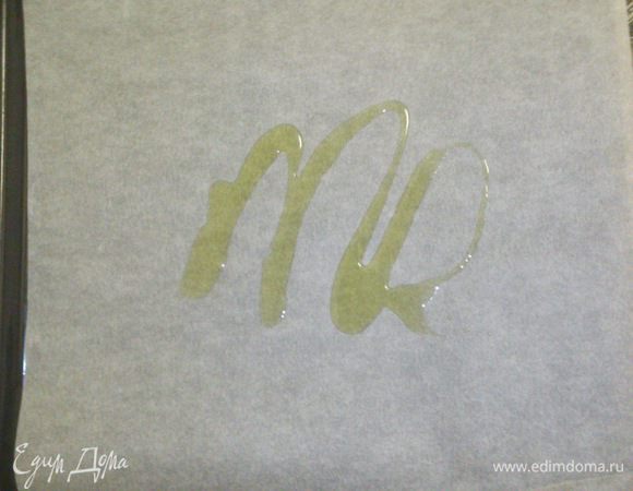 Готовые пирожки укладываем на противень. Я подкладываю вниз бумагу и еще смазываю ее оливковым маслом.
Обычно у меня получается около 50 пирогов, это 2 противня.