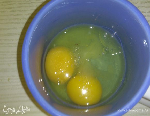 Когда пирожки уложены, готовим обмазку. Разбиваем 2 яйца, добавляем 1 ч/л сахара и взбиваем вилкой. Не до пены, просто, чтобы хорошо перемешать.