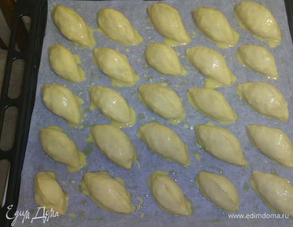 Кисточкой обмазываем каждый пирожок. Не беспокойтесь, если обмазка будет стекать. Она потом легко отрезается от готового пирога ножом или вообще ножницами!!!