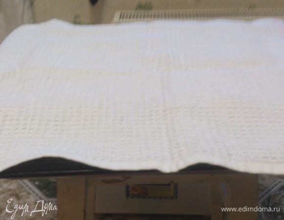 Готовых красавцев достаем из духовки. И тут делюсь маминым секретом(она говорила, что без этого пироги точно не получатся )))) 
Смачиваем обильно руки холодной водой и несколько раз сбрызгиваем только что вынутые пироги.
Сразу накрываем их полотенцем и даем отдохнуть.