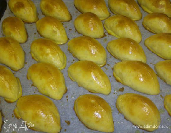 Немного остывшие пироги избавляем от некрасивых излишков запекшейся обмазки. Выкладываем на красивейшее блюдо и ждем заслуженной похвалы от домочадцев!!!!