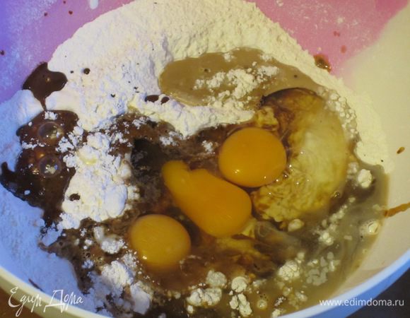 В муку ввести дрожжи, кофе, яйца.