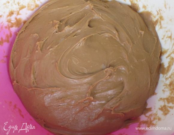 Добавить сливочное масло комнатной температуры, нарезанное небольшими кусочками, и вымесить до получения гладкого и однородного теста. Накрыть пищевой плёнкой  и поставить в тёплое место на 3 часа.