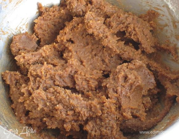 Начинка: Смешать сахар с корицей и кофе, добавить сливочное масло комнатной температуры. Хорошо перемешать до однородного состояния.