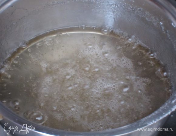 Карамель: В кастрюлю с толстым дном насыпать сахар, залить водой, хорошо перемешать до растворения сахара. Поставить на средний огонь и варить до золотистого цвета. Не перемешивать!!!! Вылить карамель на дно формы (d 24 см) с пергаментом.