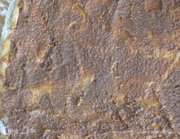 На столе, присыпанном мукой, раскатать тесто в прямоугольник 30х45 см. Равномерно распределить начинку.
