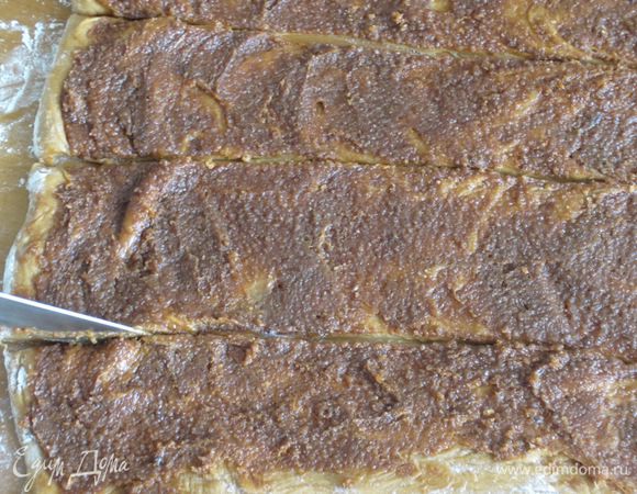 Разрезать тесто на полоски шириной 6 см.