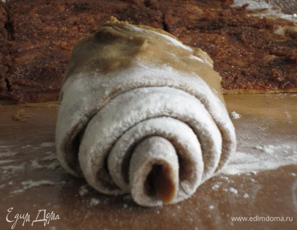 Первую полоску скрутить рулетом в виде розочки ...