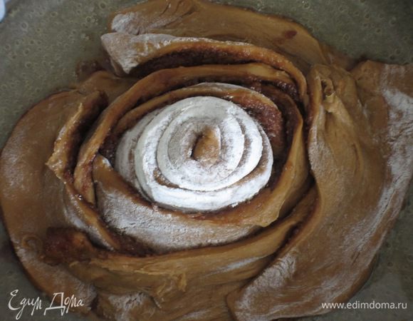 Оставшиеся полоски нарезать на прямоугольники длиной 10 см и выложить вокруг розы горизонтально, формируя спираль.