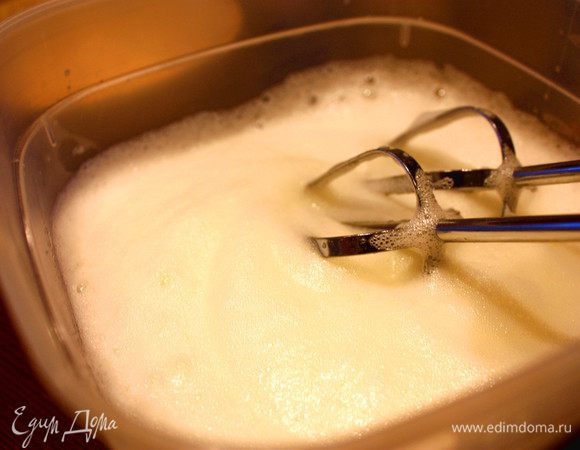Отдельно взбиваем белки с сахаром (20 гр.) до пышности.