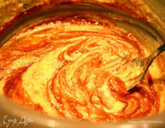 Полученную массу делим на две части.
В одну часть добавляем растопленный шоколад (50 гр.).

