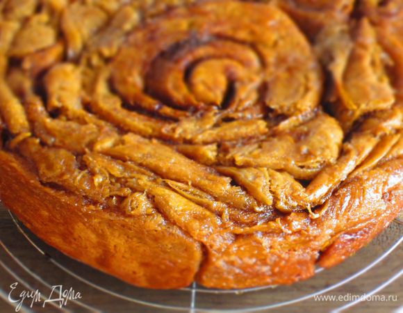 Выпекать в разогретой до 200° С духовке 20 минут, затем температуру снизить до 180 °С и выпекать ещё 10 минут. Пирог остудить, перевернуть на блюдо и наслаждаться. Приятного аппетита:)